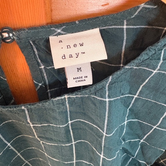 Lovely Green Blouse - Picture 3 of 3